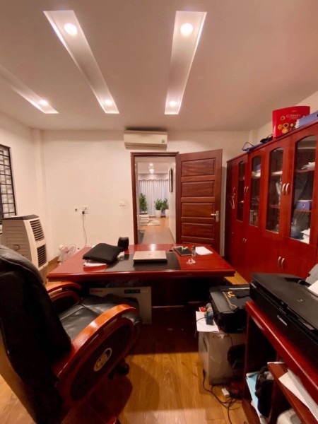 Bán nhà phố Quang Nhân dtsd 50m2 đúc 5 tâng kiên cố, ngang 45m, giá bán 7.8 tỷ, sổ sẵn