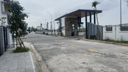 Bán căn liền kề vị trí đẹp đối diện trường học vị trí đắc địa, khu dân cư có sẵn sổ chính chủ