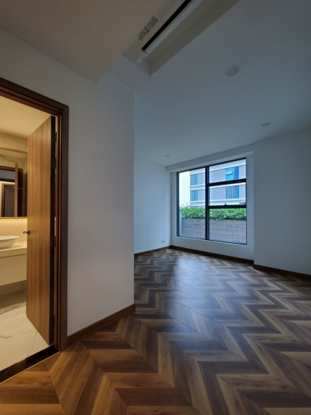 Bán Sunwah Pearl 3PN view sân vườn cực đẹp giá 14.5 tỷ, tiện ích xung quanh đủ, nội thất cao cấp