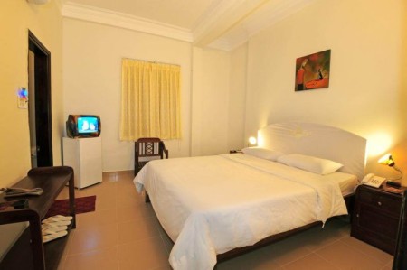 Bán gấp khách sạn 105m2 mặt tiền Phan Văn Trị. Cách biển 50m, liên hệ 0937711791