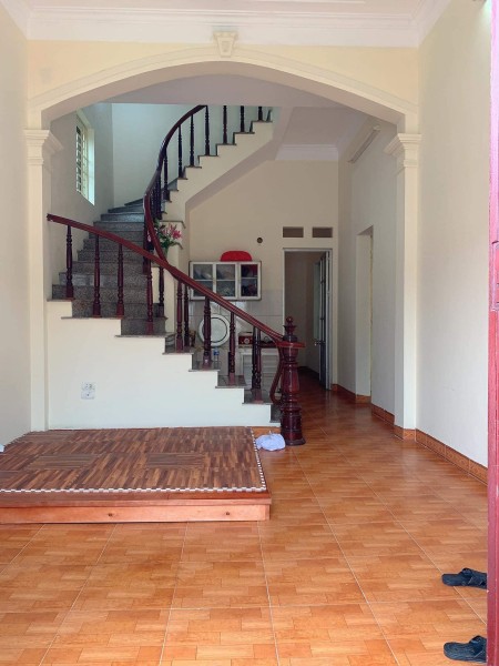 Bán nhà nguyên căn đúc kiên cố 2 tầng, kiến trúc nhà đẹp, khu dân cư đông đúc, giá tốt