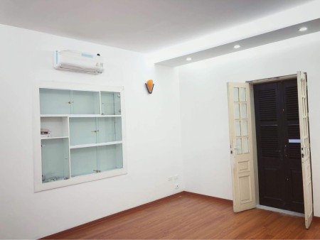 Bán gấp nhà phố Tôn Đức Thắng 3.5 tầng, mặt tiền 8m giá 24.5 tỷ.