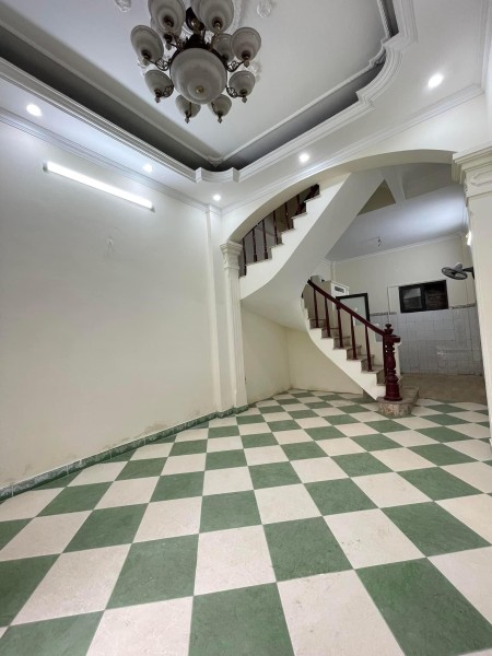 Bán nhà nguyên căn trung tâm Hoàng Cầu Đống Đa, giá 5.33 tỷ, nhà đẹp ô tô cạnh nhà, giá tốt