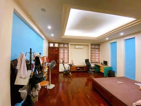 Cầu Giấy, diện tích sử dụng 52m2 5 tầng, mặt tiền 5.6m, gara ô tô, giá bán 12 tỷ rưỡi