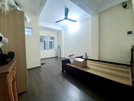 Nhà đẹp Trần Thái Tông Quận Cầu Giấy, kinh doanh dt 33m2 6 tầng đúc, mt 4.5m, giá chỉ 4.2 tỷ