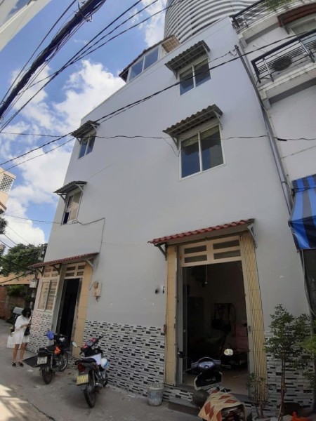 Bán nhà nguyên căn đẹp sát vách Quận 1, giá tốt đầu tư, đúc 3 tầng kiên cố, khu an ninh