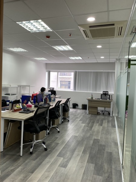 Văn phòng diện tích 70m2 ngay mặt tiền đường lơn Quận 3 full nội thất mới toanh