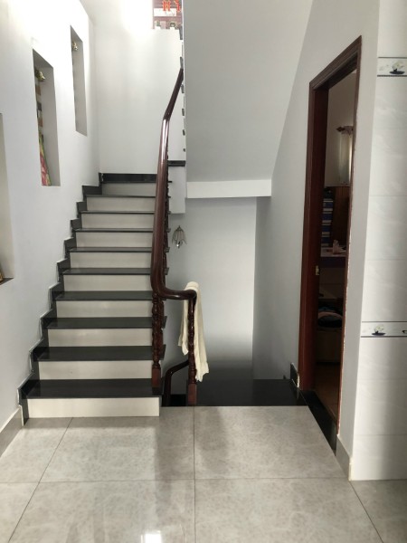 Cần bán nhà 1 trệt 2 lầu hẻm xe hơi 4m khu dân trí cao, liên hệ 0779900719, sổ chính chủ