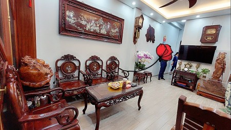 Bán nhà nguyên căn Hoàng Cầu dt 50m2 5 tầng đúc, thang máy, ô tô qua nhà đẹp giá 7.4 tỷ