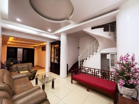 Cần bán nhà phố Láng Hạ, nhà mới đẹp lung linh, ngõ ô tô, diện tích 36m2, 5 tầng, 6,2 tỷ