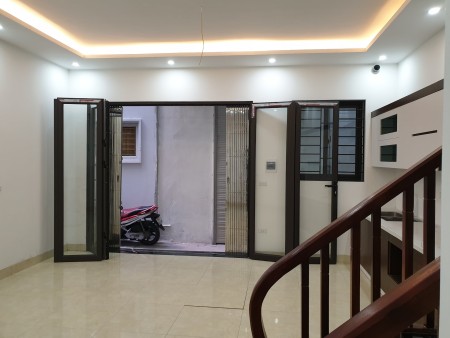 Bán nhà Đội Cấn Quận Ba Đình gần Lăng Bác diện tích 37m2, chỉ 4 tỷ 5 mặt tiền rộng