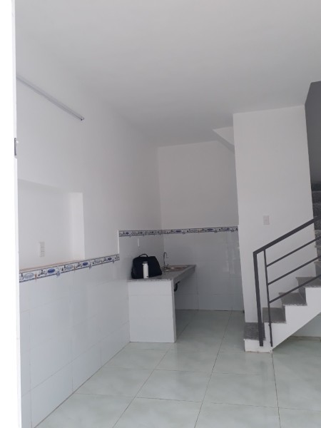 Cho thuê nhà mới xây 2 lầu đúc 1 tầng lửng, giá tốt khu dân cư, nhà còn mới, yên tĩnh