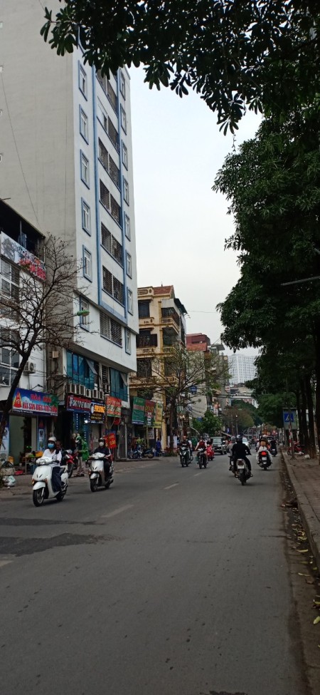 Chủ nhà đang rất mót bán nhà mặt phố Khương Đình liên hệ 0988537086, khu dân cư đông