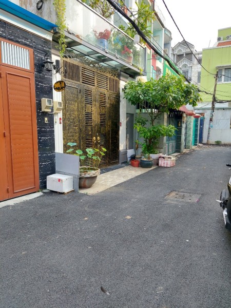 Bán nhà 3 tầng đúc bê tông cốt thép, 3 phòng ngủ còn mới ngay Cityland, giá tốt đầu tư