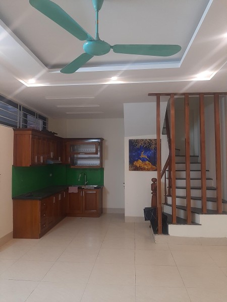 Bán nhà Chu Huy Mân, Long Biên, ô tô đỗ cổng. Nhà đẹp 5 tầng, 32m2, Giá chỉ 3.3 tỷ