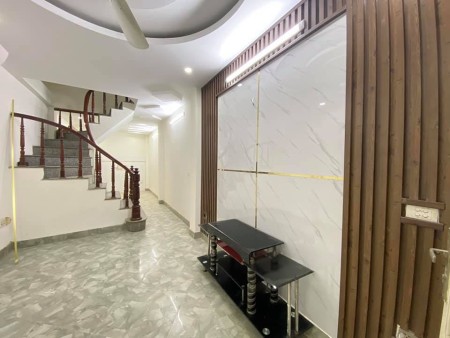 Chính chủ bán gấp nhà cực mới ở Lĩnh Nam dtsd 40m2, 5 tầng chỉ 3.2 tỷ, ô tô qua nhà nở hậu