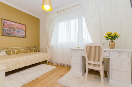 Bán đất tặng nhà đẹp ở Quận Hai Bà Trưng, sổ đỏ chính chủ, đúc 4 tầng kiên cố, giá tốt