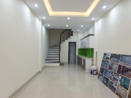 Nhỉnh 3 tỷ, sở hữu nhà Cầu Giấy lô góc, gần hồ,ngay khu mua sắm sầm uất, vị trí rất đắc địa.