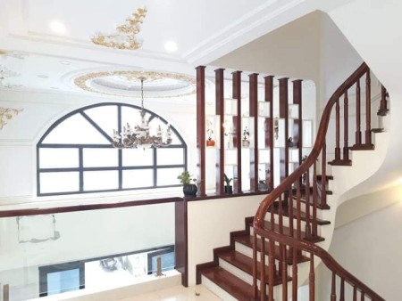 Hàng hiếm Cổ Linh lô góc 2 thoáng 6 tầng đẹp lung linh sổ đỏ chính chủ, giá tốt đầu tư