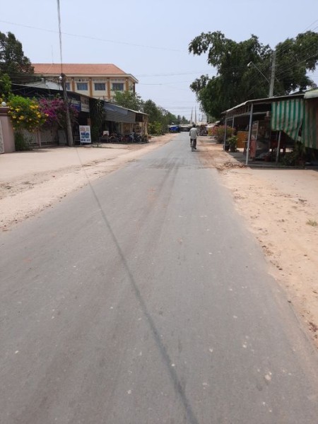 Bán đất Tân Châu giá rẻ giá 3xx, qh 20m đường nhựa thích hợp kd buôn bán và ở