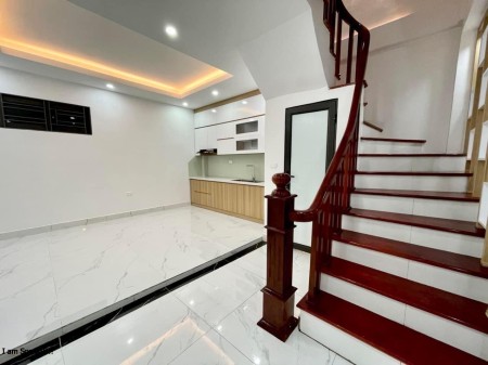Nhà Nguyễn Văn Cừ xây mới chưa bóc tem, sát trường học, bệnh viện, chợ vô vàn tiện ích.