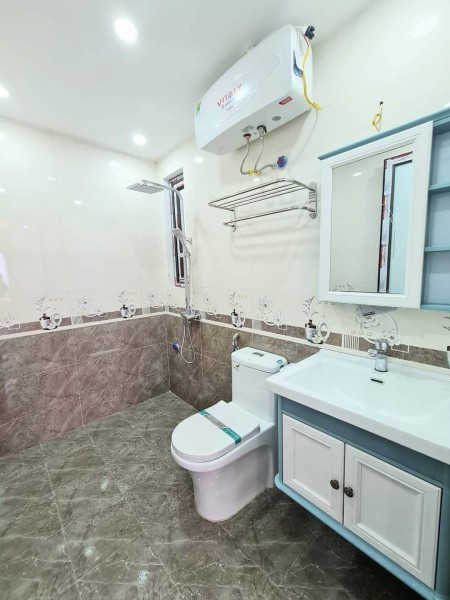 Bán nhà Ngọc Thuỵ dt 32m2, 5 tầng giá 2.45 tỷ nhà dân xây ngay trung tâm lh 0972263245