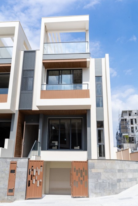 Bán ấp nhà phố mặt tiền Võ Nguyên Giáp 1 hầm 1 trệt 2 lầu đúc, diện tích 110m2 giá đầu tư