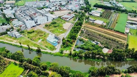 Vợ chồng di cư sang nước ngoài sống và làm việc nên cấn bán căn phố 4 lầu trong trung tâm Quận 12