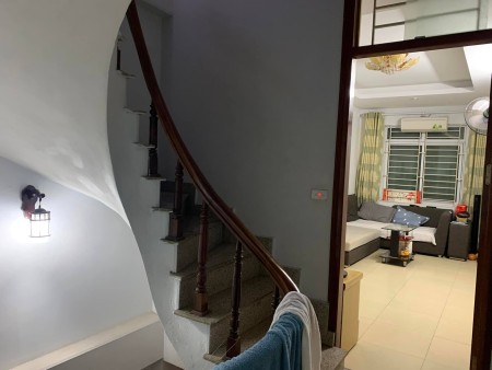 Cần bán nhà gấp ngõ ba gác diện tích sử dụng, 5 tầng đúc, giá bán 5 tỷ, khu dân trí cao