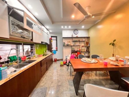 Bán nhà Chiến Thắng, Văn Quán, dt 50m2, 5 tầng giá 5.99 tỷ, ô tô 5 chỗ vào nhà, chủ tặng nội thất