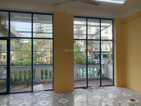 Mặt phố Đồng Cổ, Đối diện BV Thu Cúc, Thụy Khuê giá 40 triệu/tháng, liên hệ 0949980307