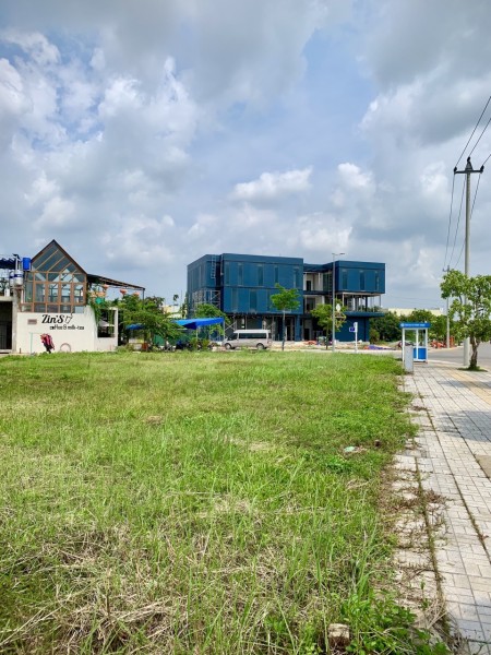Bán đất mặt tiền trung tâm thành phố Quảng Ngãi, tiện đầu tư, giá tốt, bàn giao đầy đủ giấy tờ