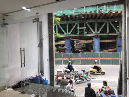 Cửa Hàng To mặt Phố Lớn cần tìm người thuê, khu vực rất đông xe cộ qua lại, vỉa hè rộng