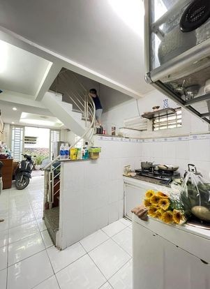 Bán nhà gần CMT8 2 mặt tiền hẻm xe hơi, diện tích sử dụng 28m2 giá chỉ 3,7 tỷ, sổ sẵn
