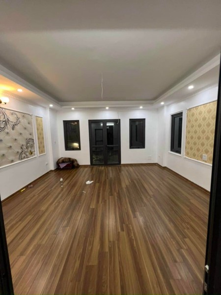 Bán gấp nhà Cổ Nhuế Bắc Từ Liêm, dtsd 50m2, 5 tầng, mt 5.3m, giá 5.3 tỷ, lô góc kinh doanh