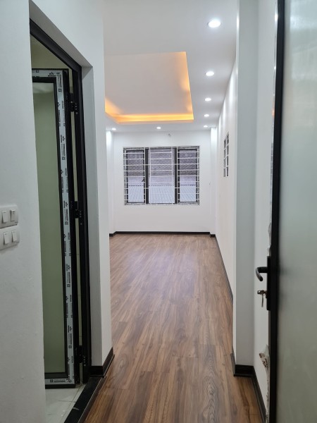 Bán gấp nhà Lạc Thị Thanh Trì, 3 tầng 3 PN, 50m ô tô tránh, giá bán chỉ 2.25 tỷ lh 0988163242