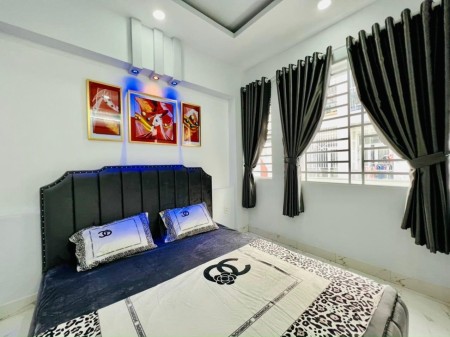 Bán nhà Vip Phan Huy Ích, hẻm xe hơi 4 tầng ngang 5m, tặng full nội thất, giá bán 5.6 tỷ