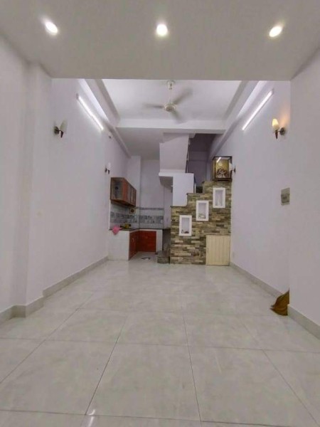 Bán Nhà đẹp đường Cách Mạng Tháng Tám, 4 tầng, dt 32m2, ngang 4m, giá 5 tỷ hơn
