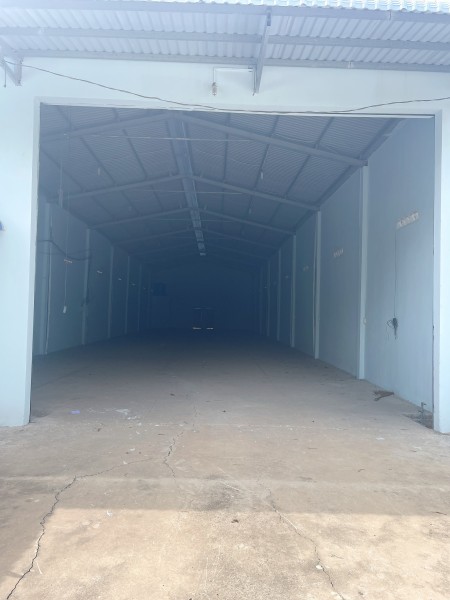 Chủ kẹt tiền cần bán nhà xưởng, giá thương lượng nhanh, đường lớn xe ra vào thoải mái