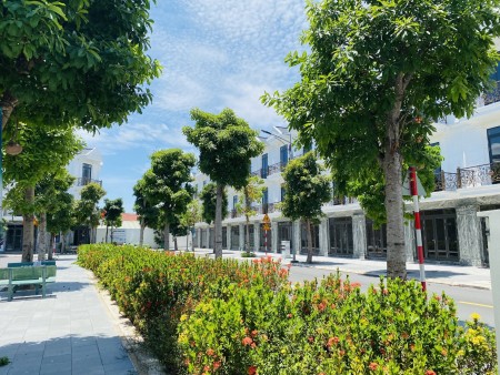 Bán nhanh nhà phố 163m2 sẵn sổ trung tâm thành phố Dĩ An, bàn giao hoàn thiện bên ngoài, thô trong