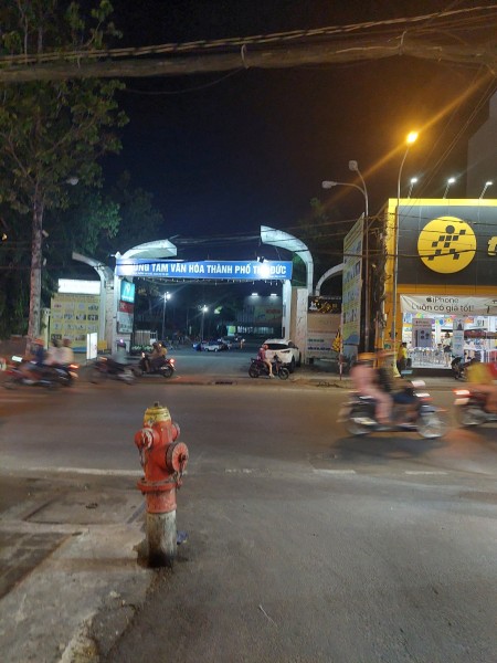 Nhà mt đường kinh doanh sầm uất ngay Võ Văn Ngân, bình Thọ diện tích 180m2