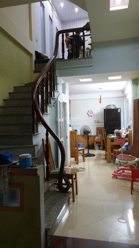 Cần bán nhà riêng 36m2, 4 tầng ở hậu dt 38m2, sổ đỏ chính chủ tại Định Công, cách đường 30m