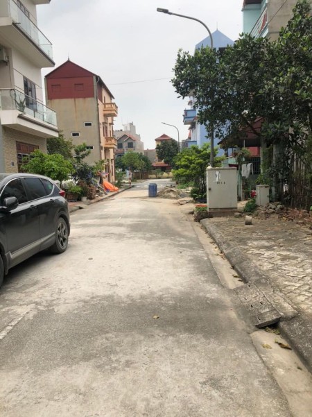 Ông Anh đẹp trai nhờ bán 80m2 TĐC Kiêu Kỵ, Gia Lâm có vỉa hè cách Vinhomes Ocean Park 1.5km.