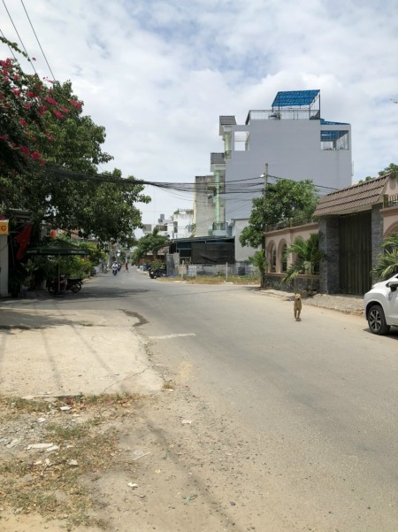 Nhà 2 mt 1 trệt 1 lầu đường số xe hơi thông sát Phạm Văn Đồng(cách 300m), dt 90m2 giá 7,5 tỷ