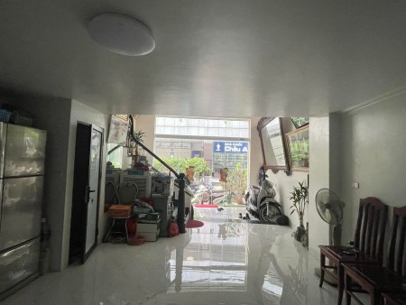 Cần bán nhà dân xây nguyên căn mới kinh doanh đỉnh, ô tô đỗ cửa, vị trí đắc địa, khu dân cư