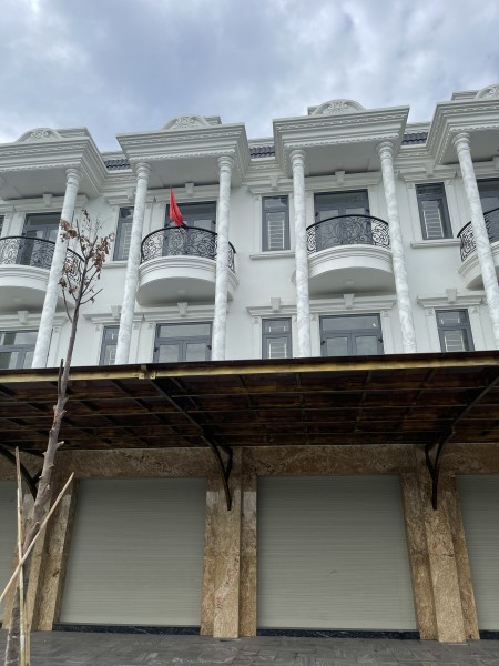 Cần bán nhà phố 1 trệt 2 lầu dt 80m2 thuộc dự án Royal Town mặt tiền Nguyễn Thị Khắp