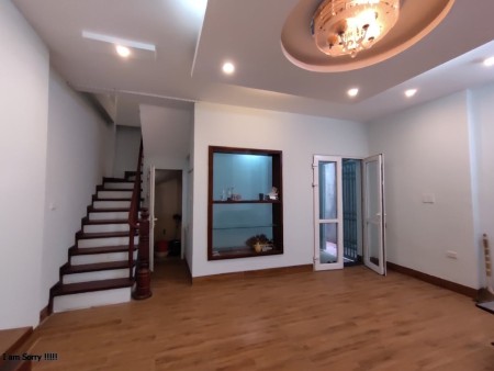 Bán nhà Thạch Bàn, ngõ thông đường rộng, ô tô vào nhà, 10 bước ra mặt đường, 1 phút Aeon Long Biên.