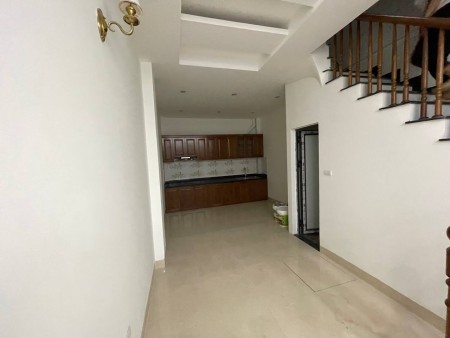 Nhà mới dọn vào ở ngay 40m2x5t ô tô đỗ cửa Ngọc Thụy Long Biên chưa tới 4 tỷ
