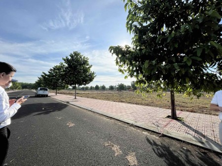 Bán đất chính chủ như hình 6x24m 144m2 full TC, sổ riêng ngay trung tâm TP Đồng Xoài giá 8.3tr/m2