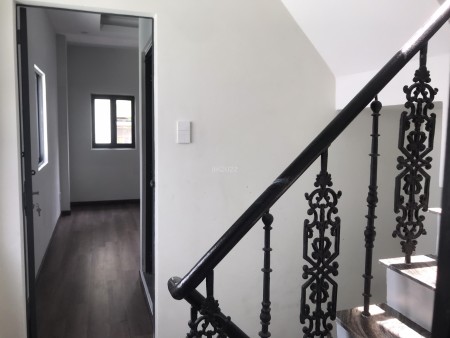 Bán nhà riêng hẻm xe hơi phường 5, đường Cách Mạng Tháng 8, Quận Tân Bình sổ sẵn